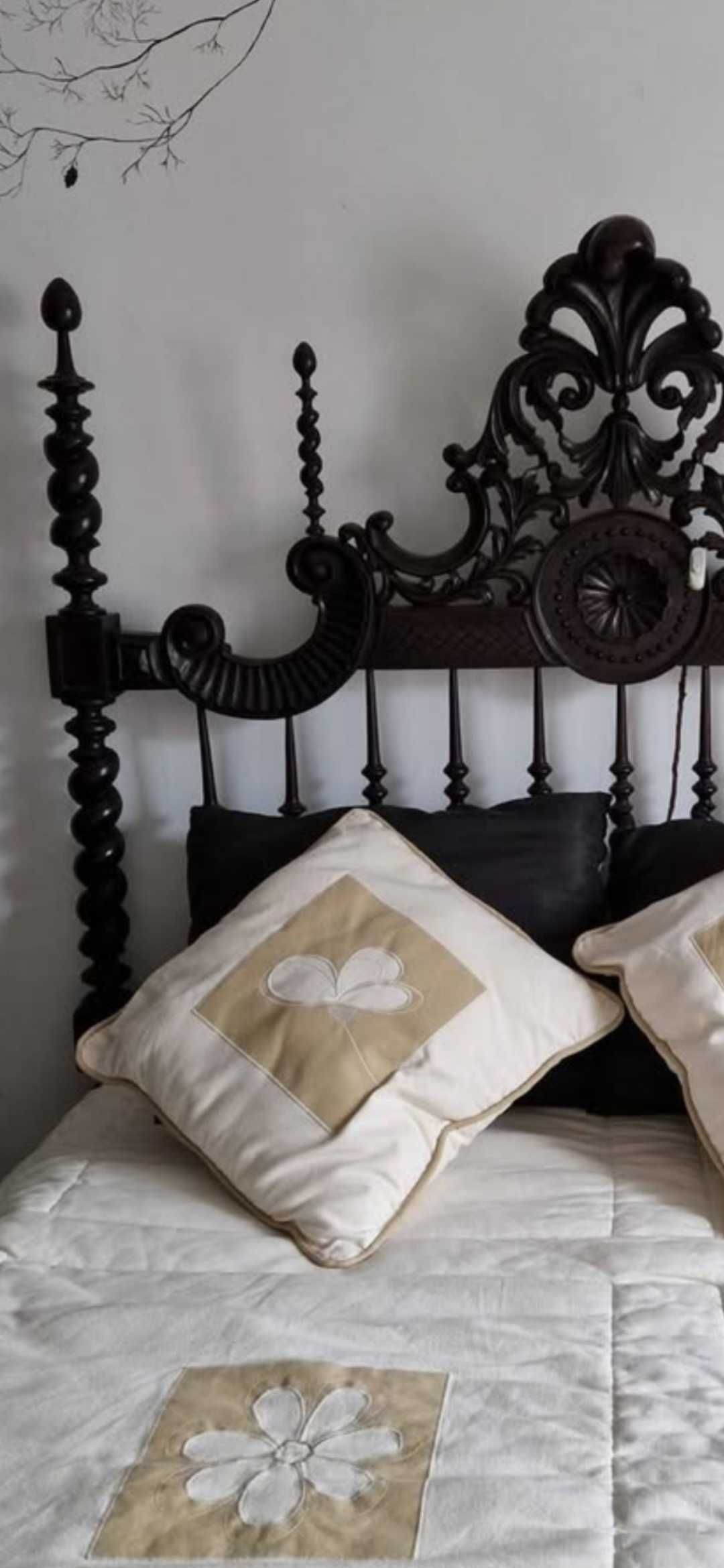 Cama em madeira maciça entalhada à mão com 2 mesinhas de cabeceira