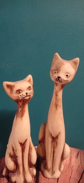 Dwa ceramiczne koty z długą szyją
