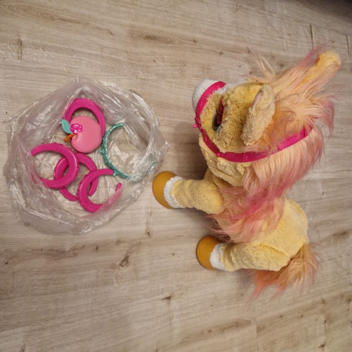 Cynamonka Interaktywny konik Hasbro dźwięk ruchy