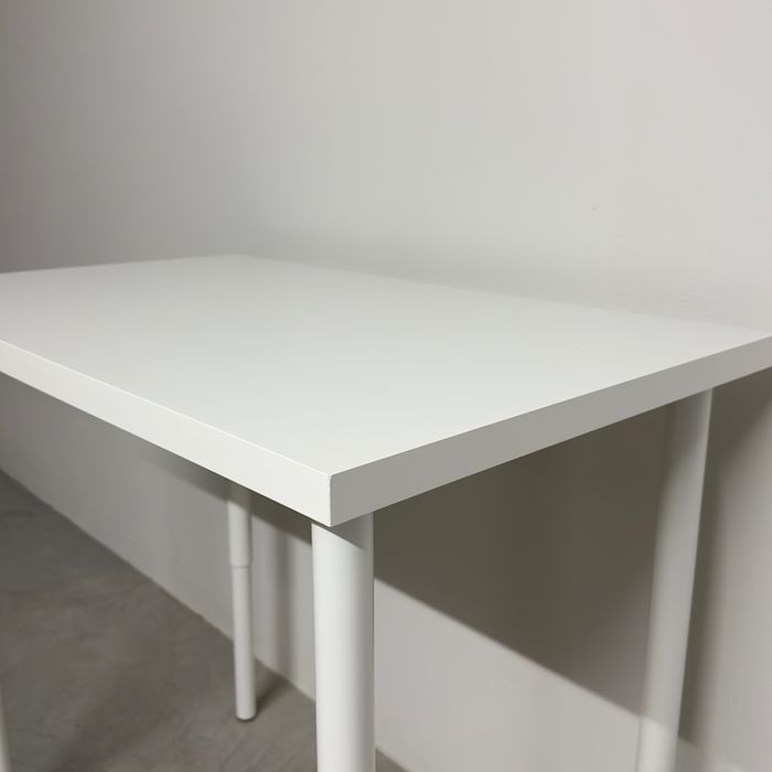 Mesa branca com pés reguláveis em altura