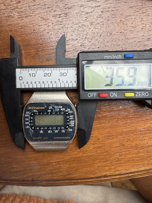 Zegarek elektroniczny Piratron strefy czasowe PRL niesprawny