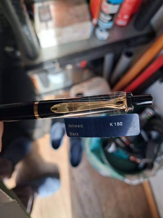 Caneta Esferográfica Pelikan M150 preta e ouro