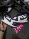 kapcie pluszowe inspirowane kultowym designem Nike