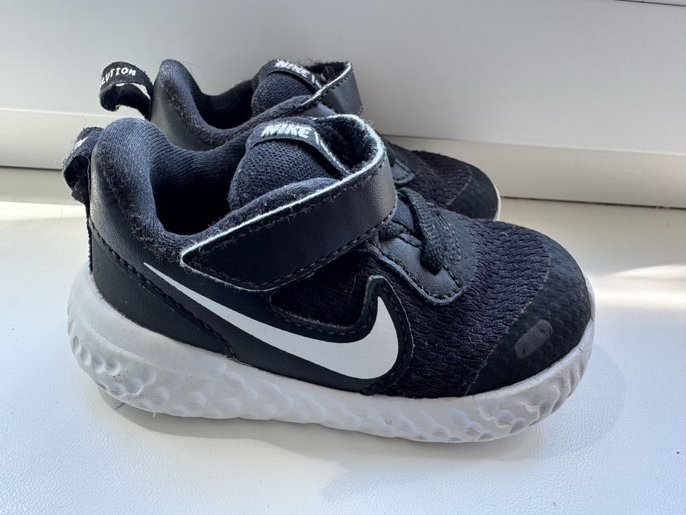 Кросівки nike revolution