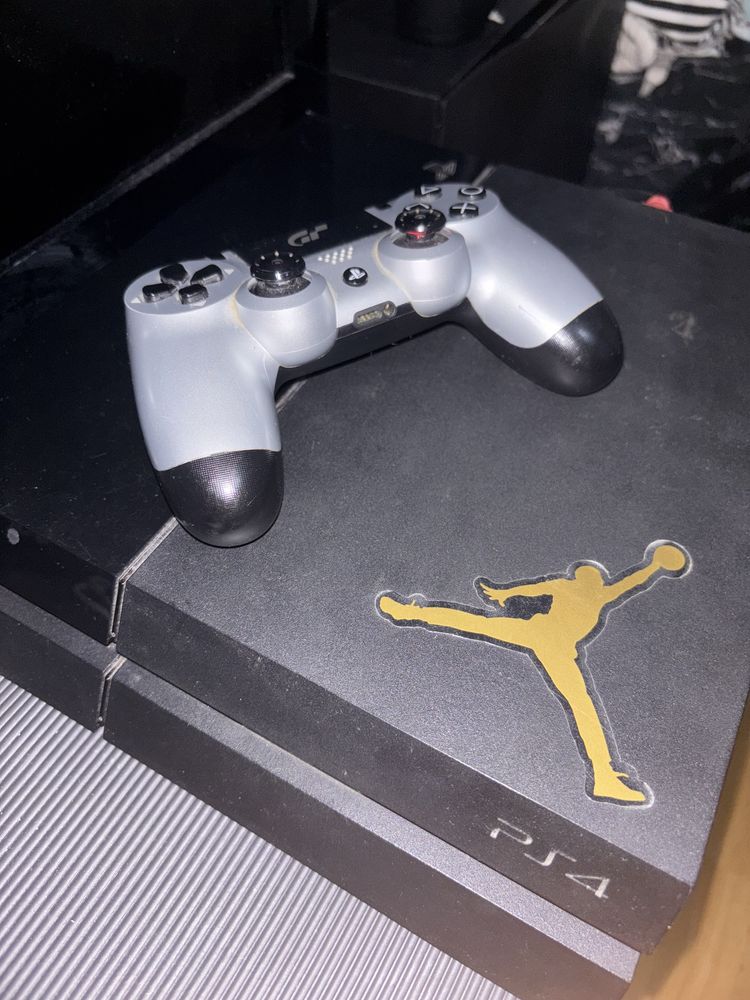 Ps4 em boas condicões para usar