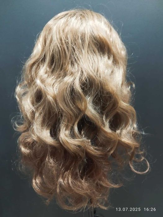 Peruka Beweig. Włosy bardzo ładne długie ok 60 cm. kręcone- falowane