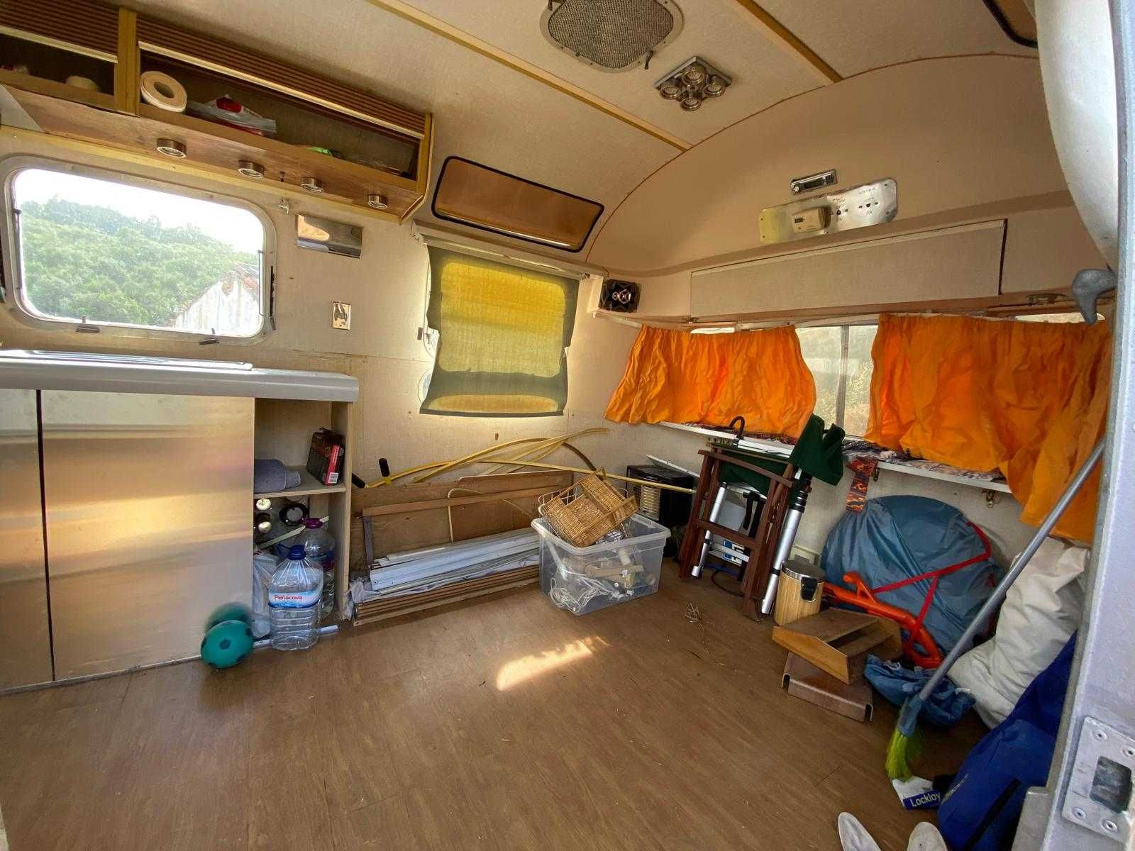 Caravan Airstream Land Yacht Safari 23’ (1970) – clássica