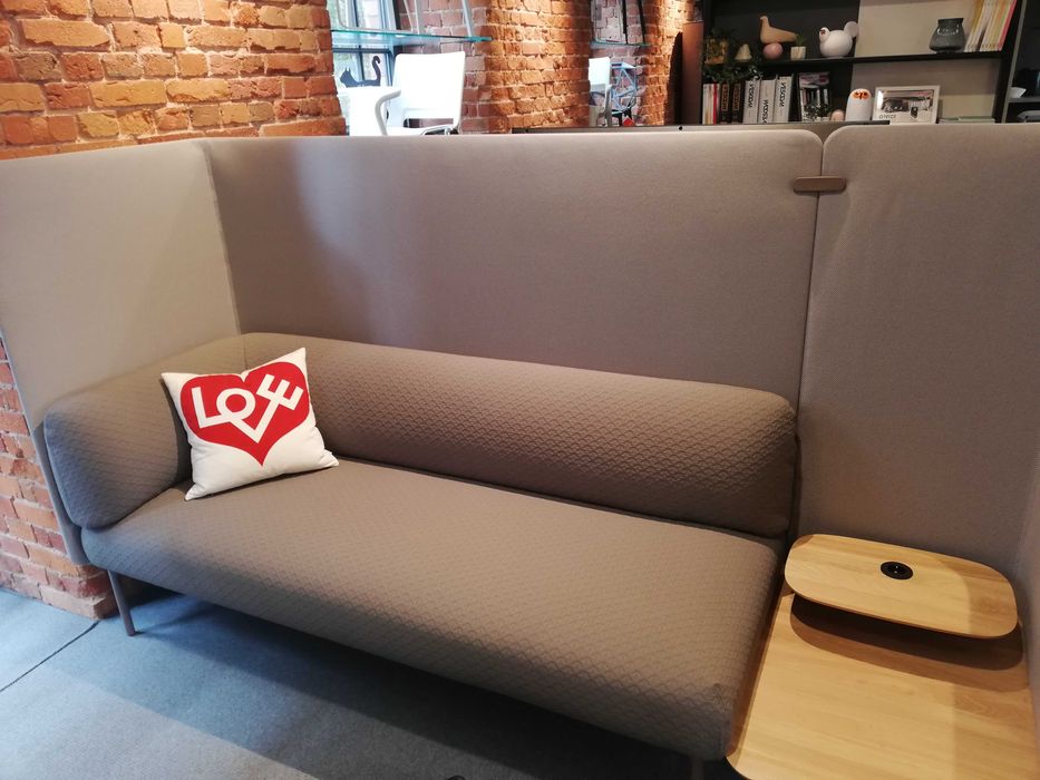 Wyprzedaż Sofa biurowa Cabana Haworth + stolik kawowy z mediaportem
