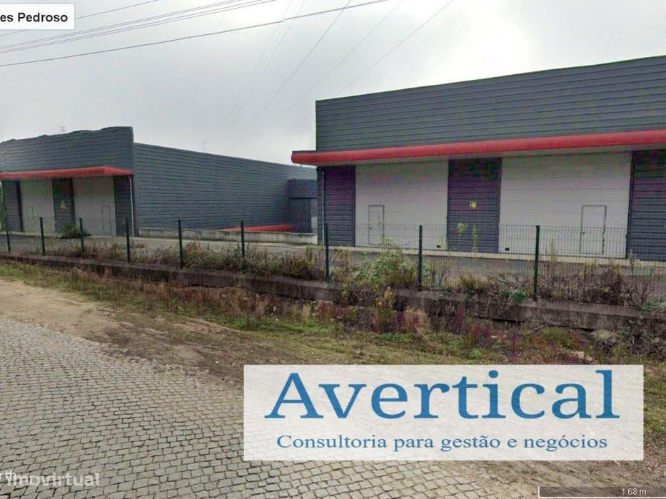 Condomínio com 16 armazéns