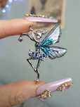 Broche / pregadeira fada prateada azul asas acrílico cristais glitter