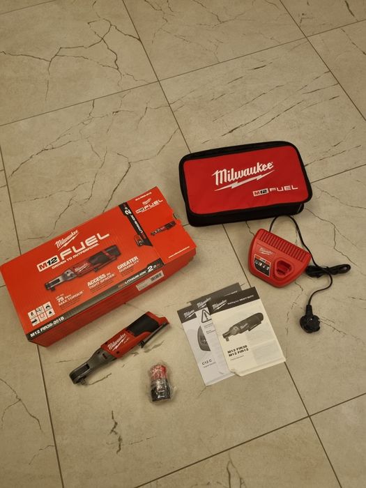 Milwaukee M12 grzechotka 3/8 FIR38-201B akumulator 2ah ladowarka etui