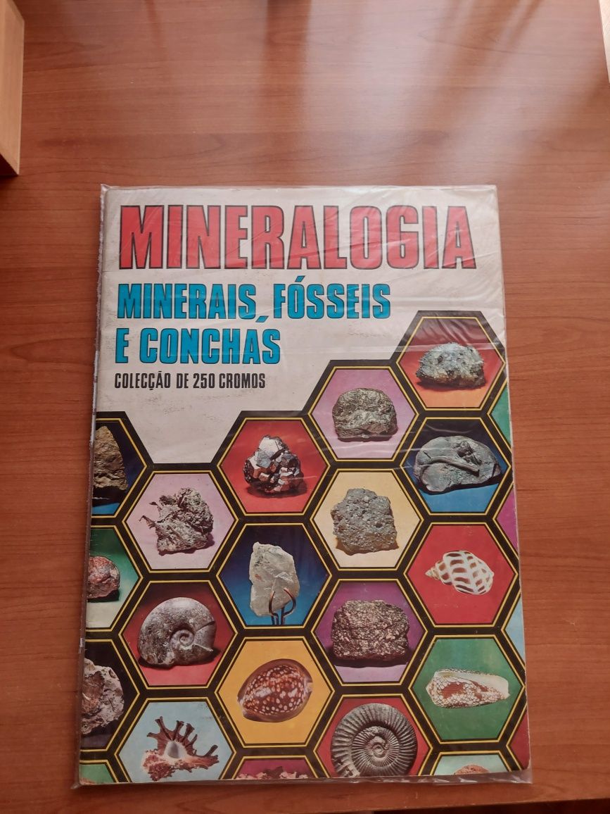 3 cadernetas cromos botânica, mineralogia e fauna completas.