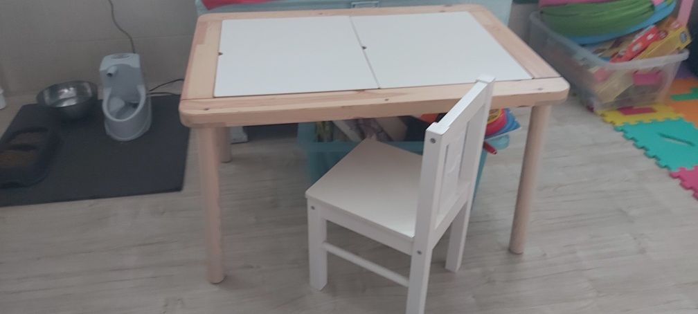 Mesa de brincar e jogar e refeição.