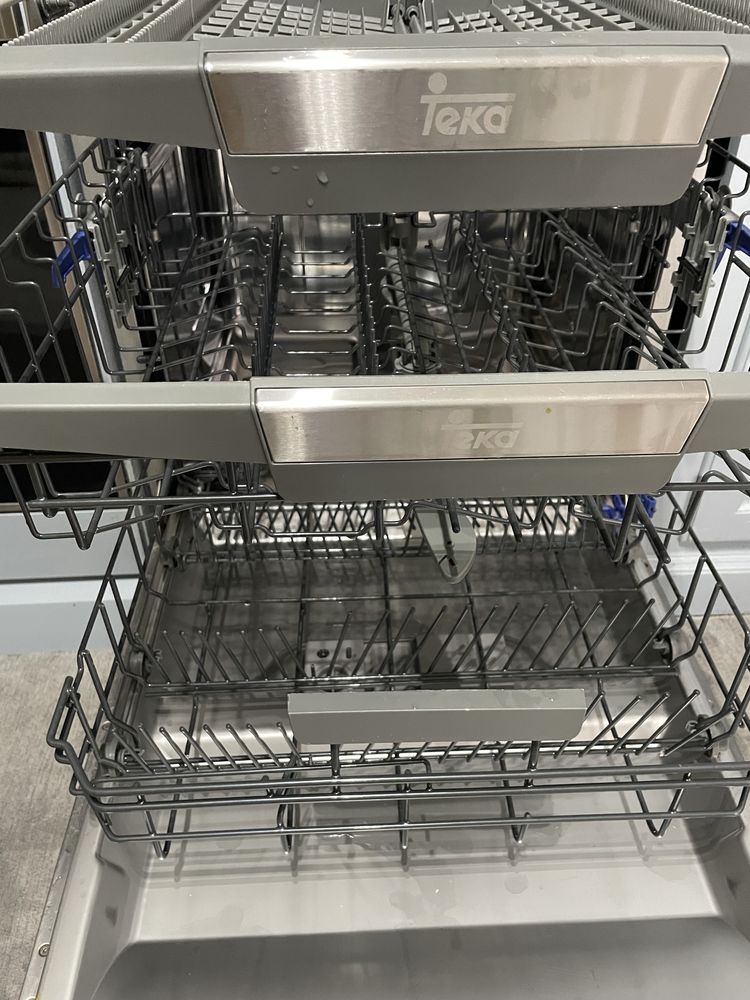 Conjunto cozinha - Frigorifico, máquina lavar louça e placa