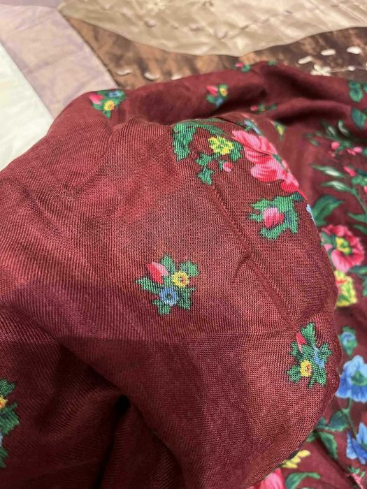 Бордова велика хустка з китицями