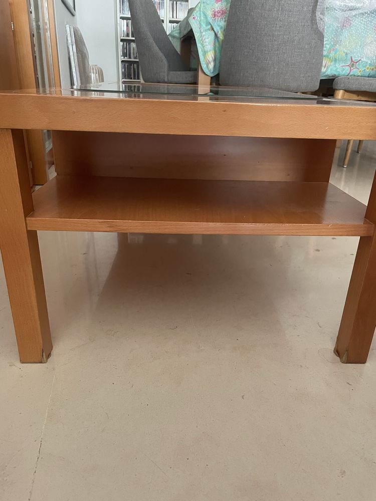 Mesa de centro em tom madeira