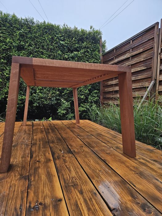 Stół tarasowy z drewna Sapeli