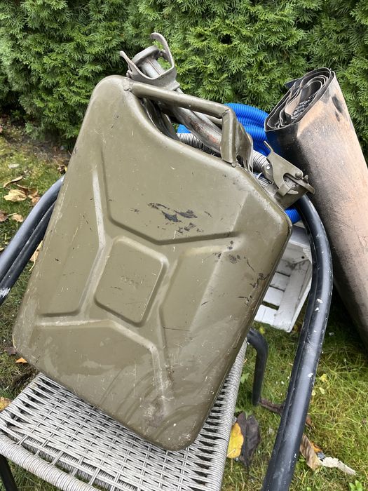 Kanister metalowy z lejkiem