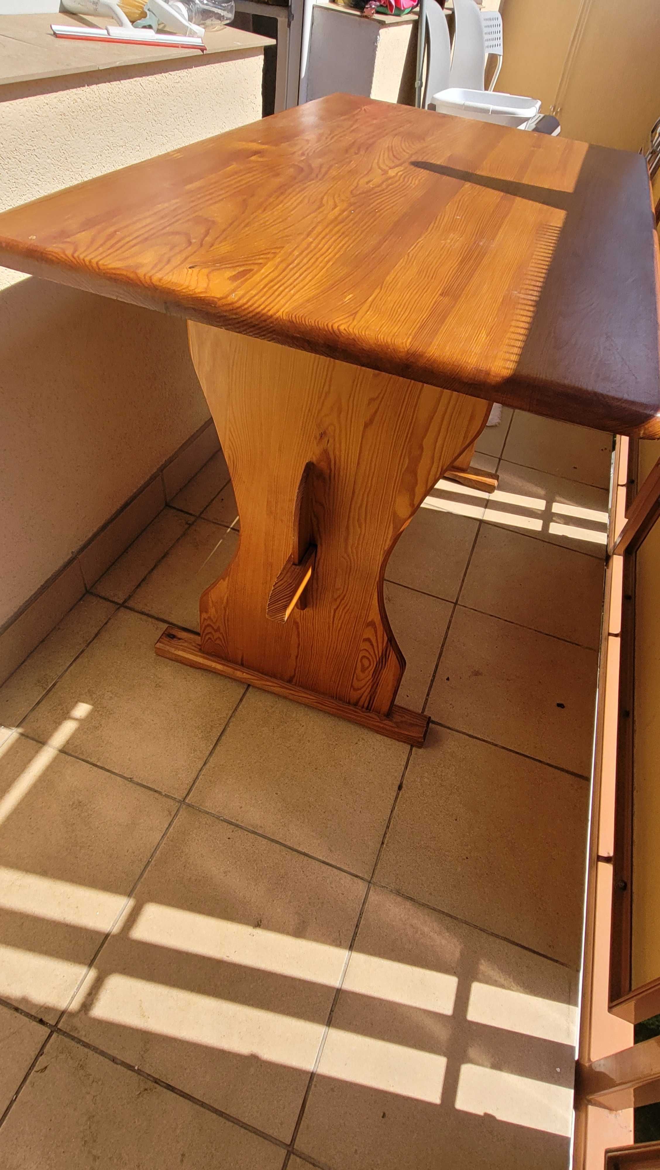 - Stół drewniany-