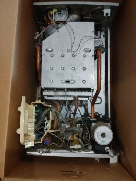 Продам по запчастинах газовий котел Ariston Uno.