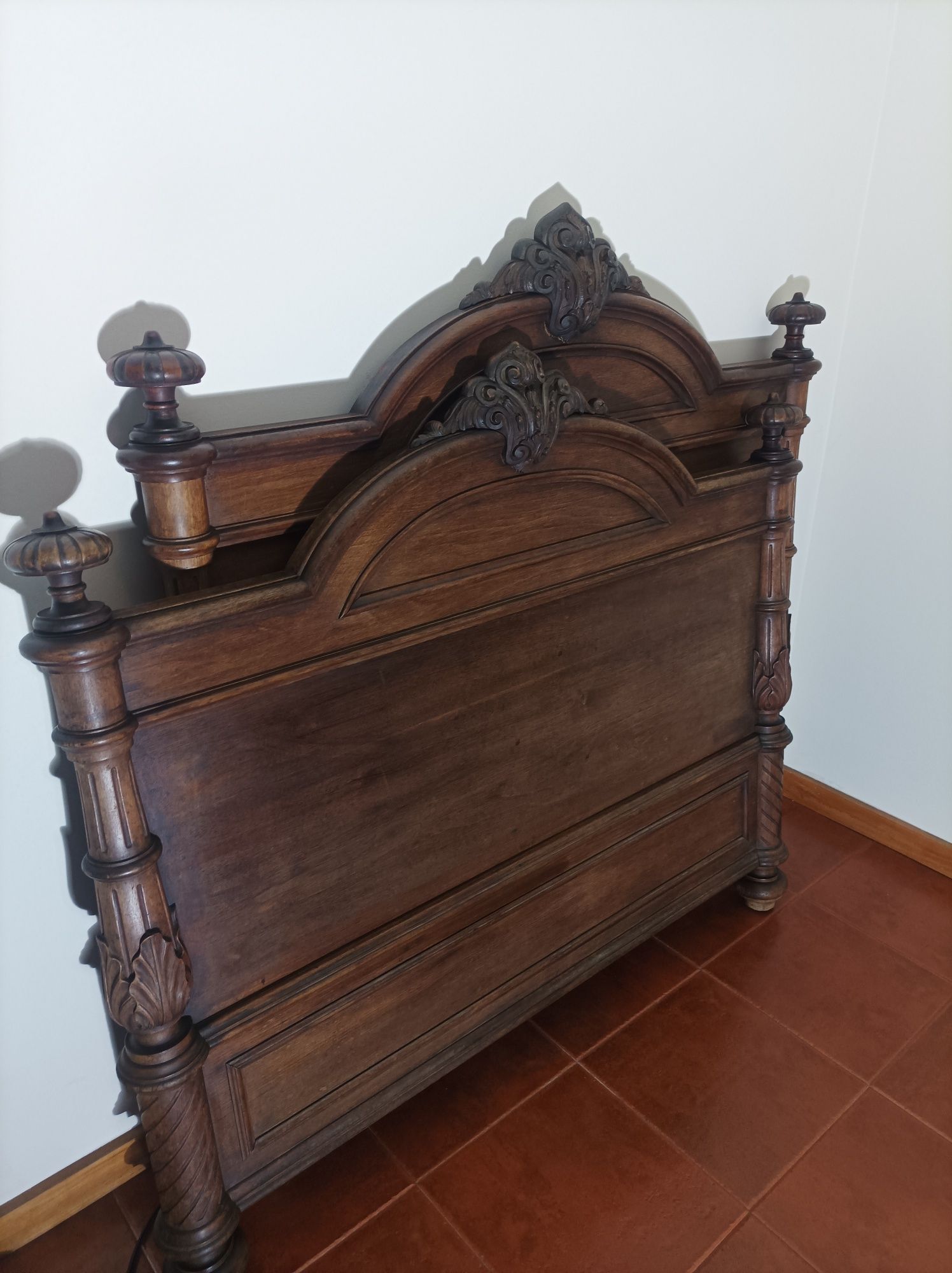 Cama centenária corpo e meio restaurada estilo vitoriano