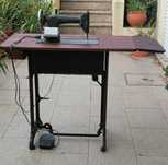Vendo MÁQUINA de COSTURA ELÉCTRICA com mesa de madeira metal funcionar