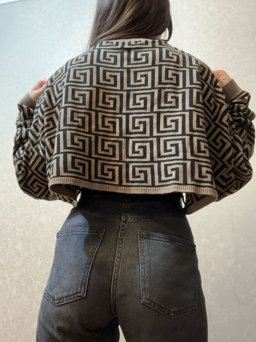 Укорочений жіночий топ