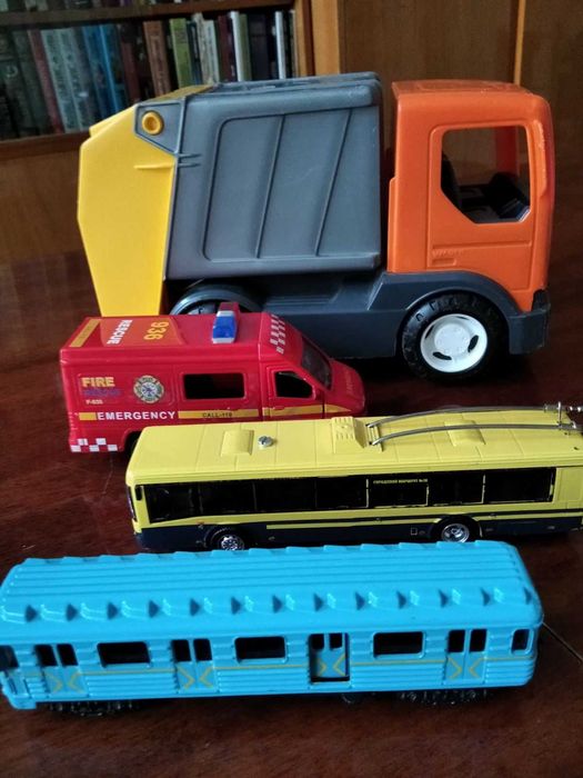 Іграшковий транспорт для хлопчиків