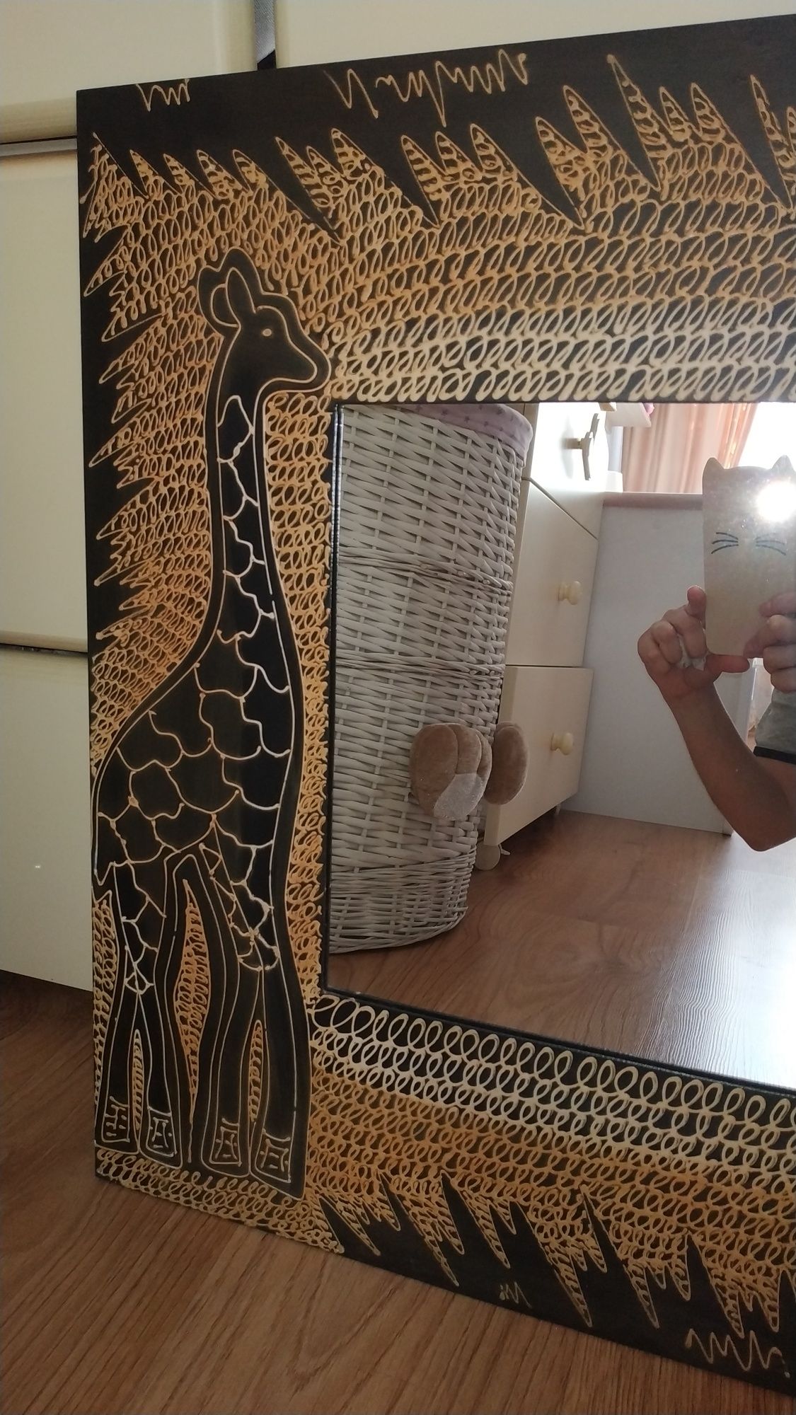 Зеркало в раме с жирафами