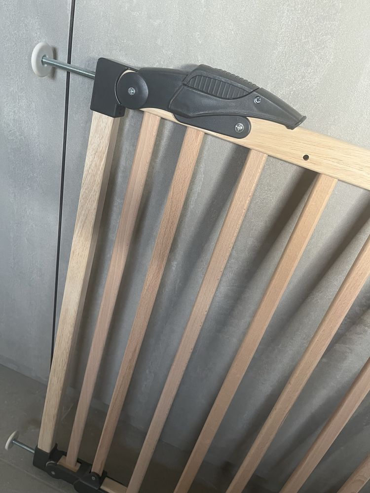 Barierka zabezpieczajaca na schody radex nina 68-102 cm drewniana