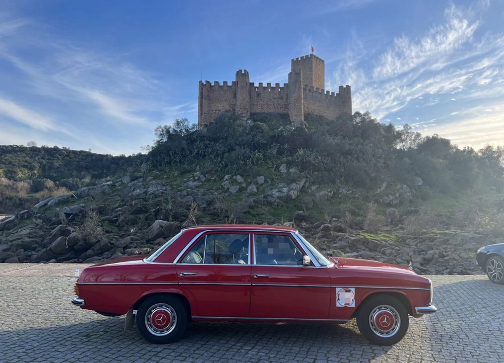 Dê um Toque Clássico ao Seu Casamento com um Mercedes Vermelho