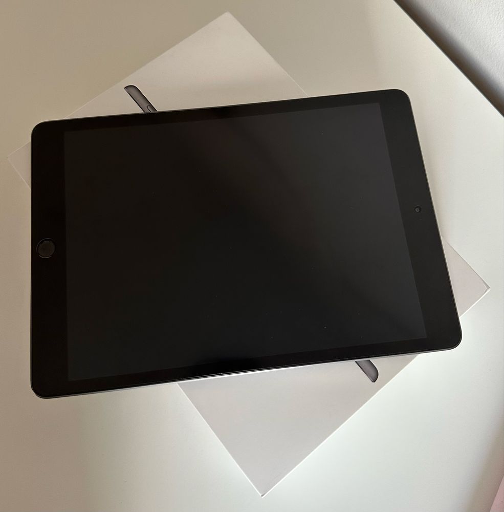 Apple iPad 7 generacji, 32 GB, Space Gray + etui