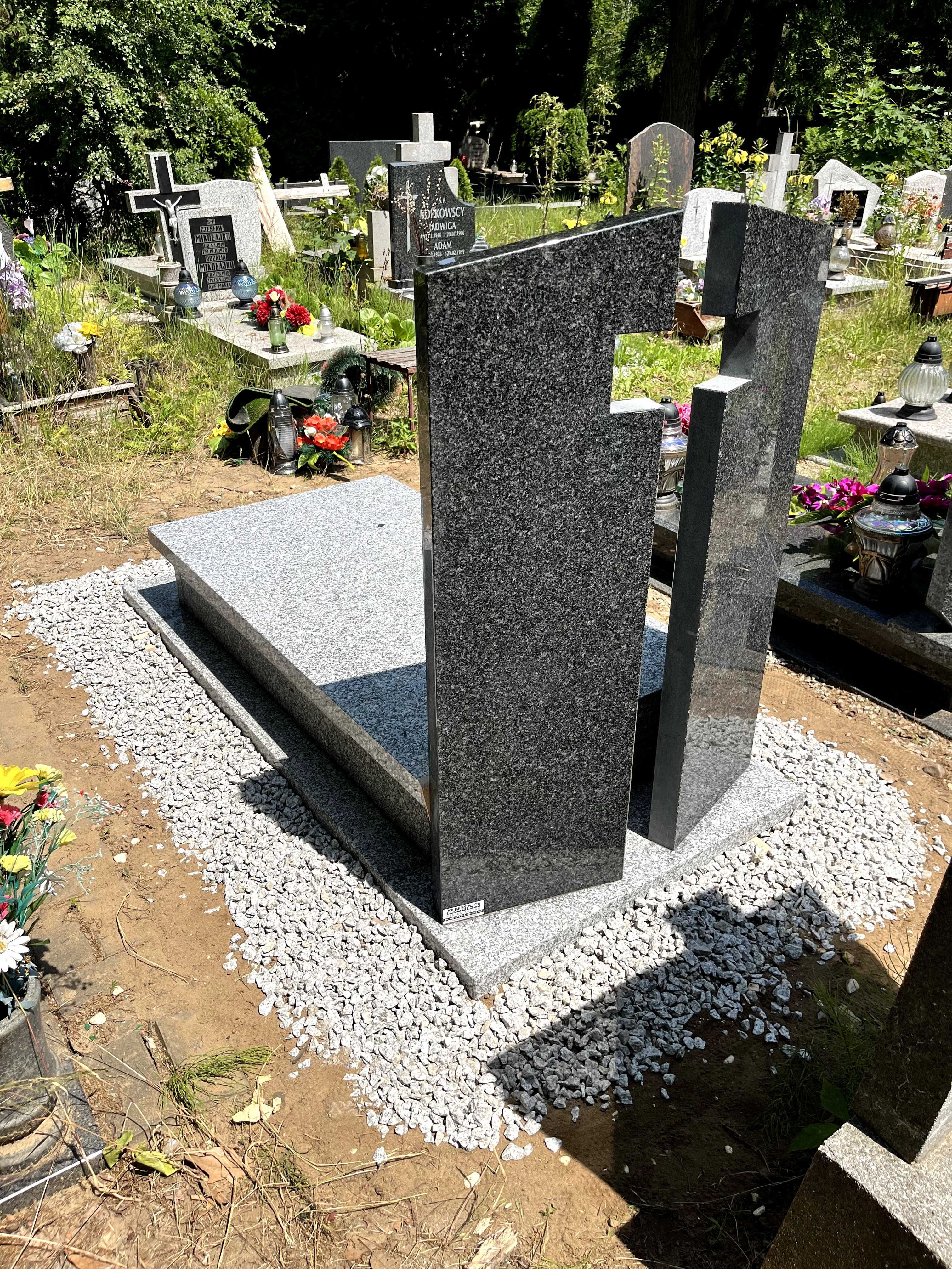 Nagrobek granitowy KRZYŻ BRYŁA