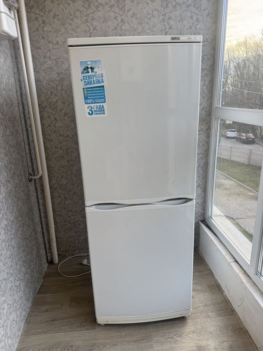 Продам холодильник з морозильною камерою