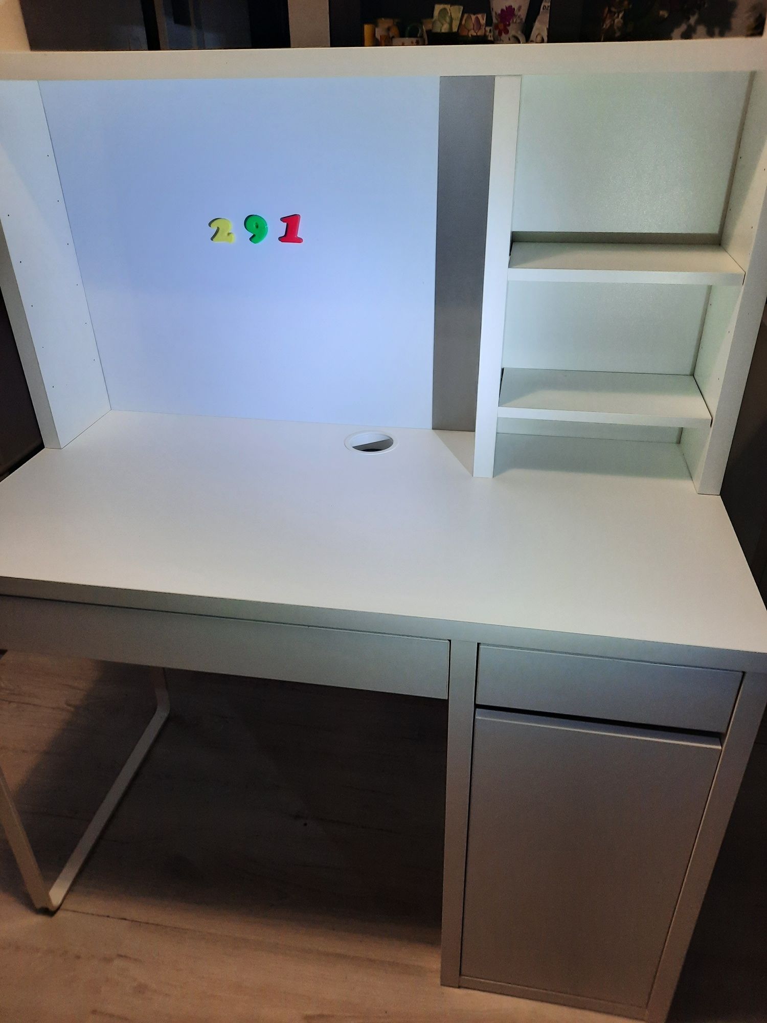 Biurko biale  micke ikea z nadstawką