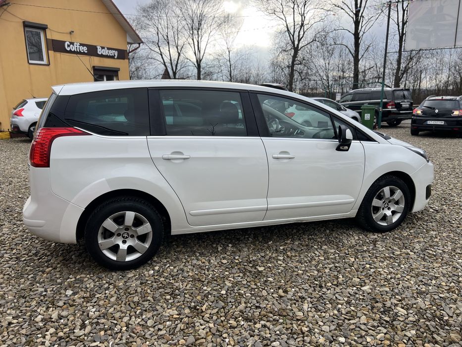 Сімейна машина в дуже гарному стані за всіма деталями телефонуйте