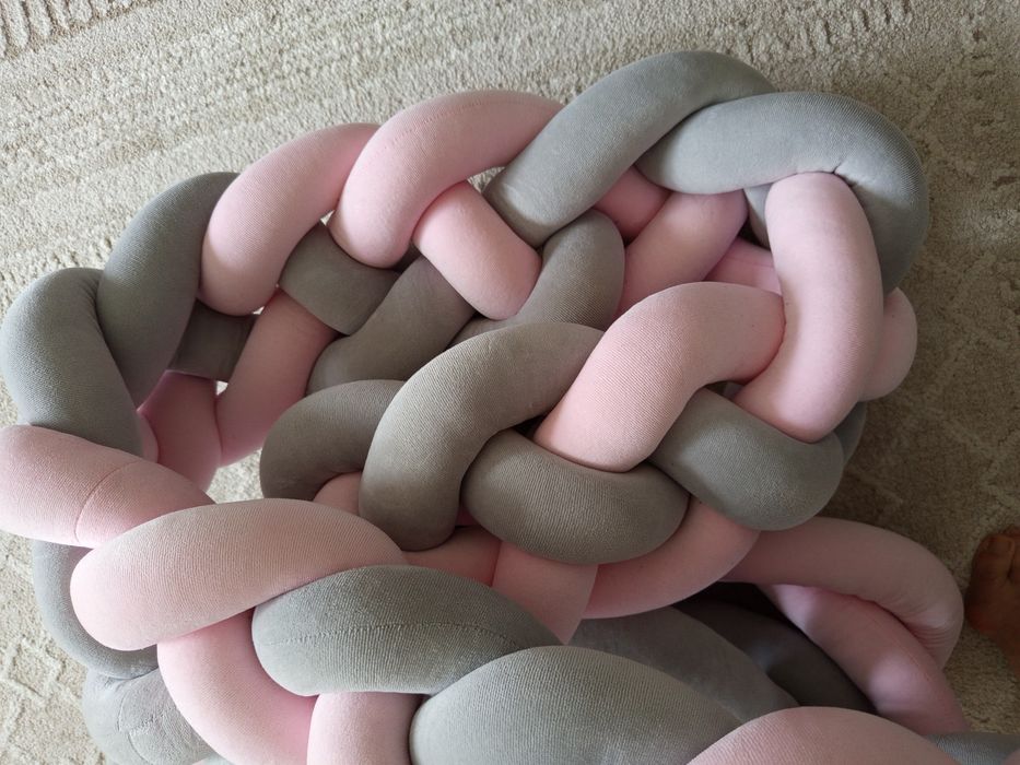 Warkocz ochraniacz do łóżeczka dziecięcego.