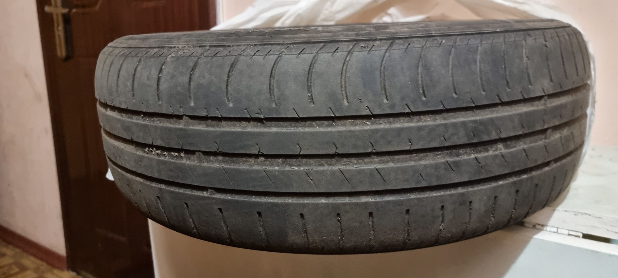 Продаю  шину б/у 185/60  r15  88H