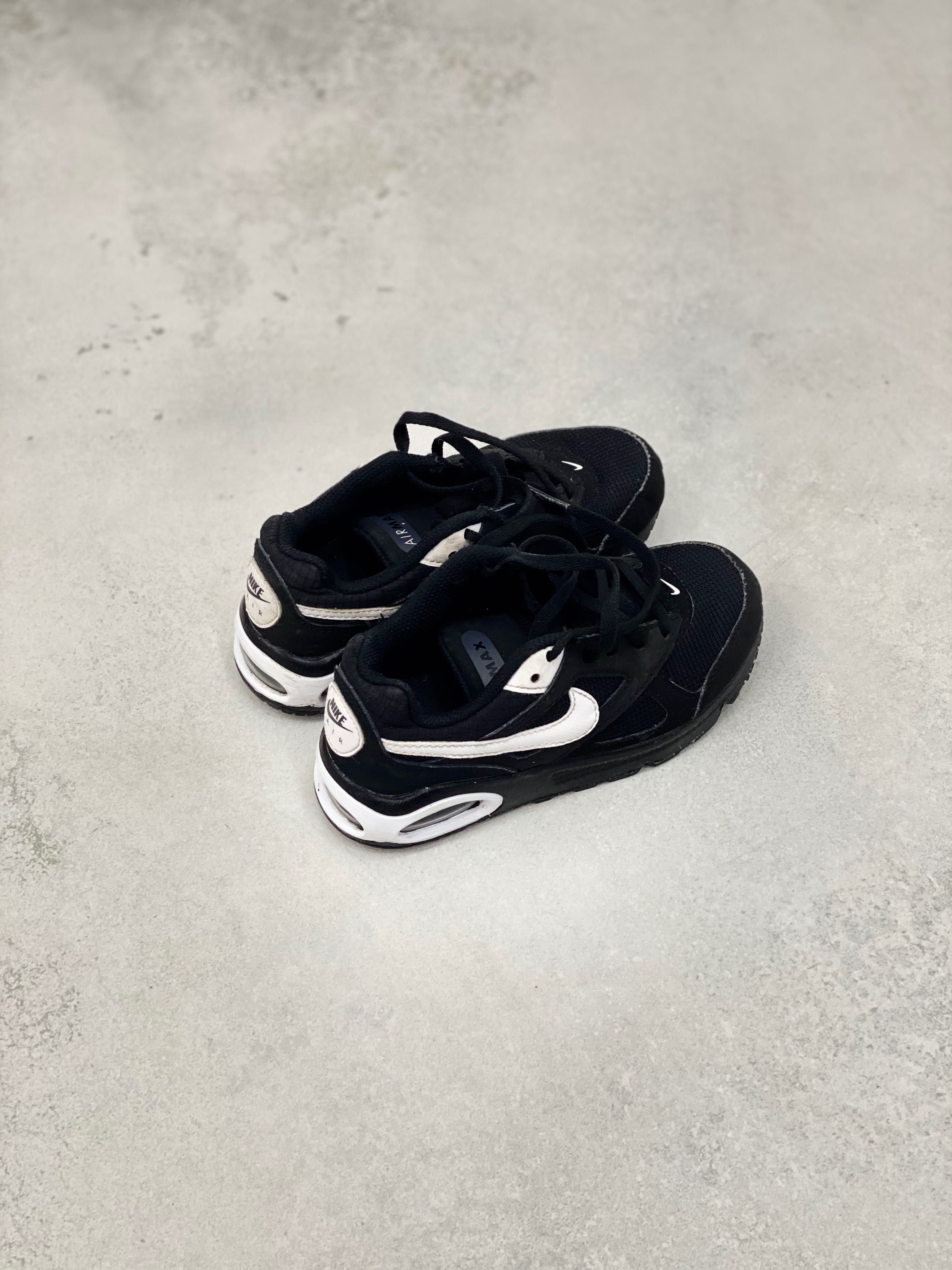 Buty  sportowe biało czarne Nike dla dziecka 28,5 likwidacja
