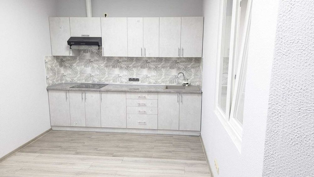 Арсенальна, Івана Мазепи 3-Б, поруч фуд-корт, урядовий квартал