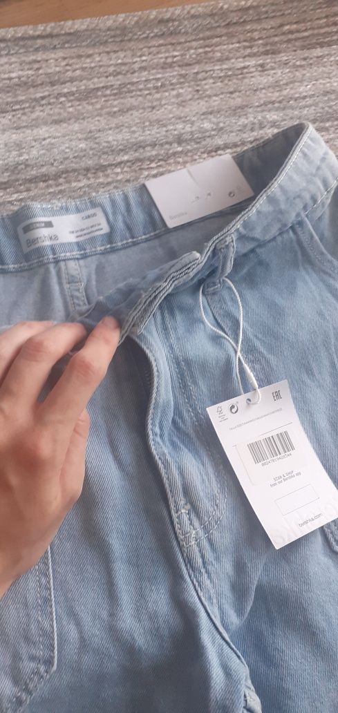 Jasnoniebieskie jeansy cargo z szeroka nogawka wysoki stan bershka