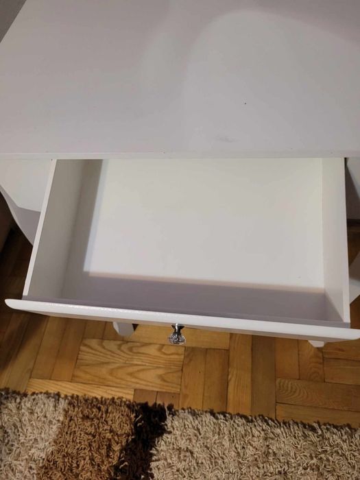 Biała toaletka z lustrem