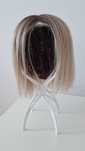 blond peruka z ciemnym odrostem