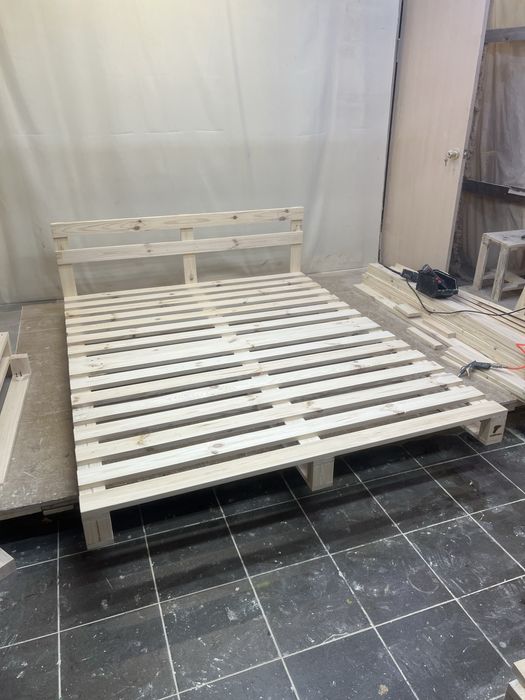 Ліжко з соснової дошки в стилі паллет/поддонов