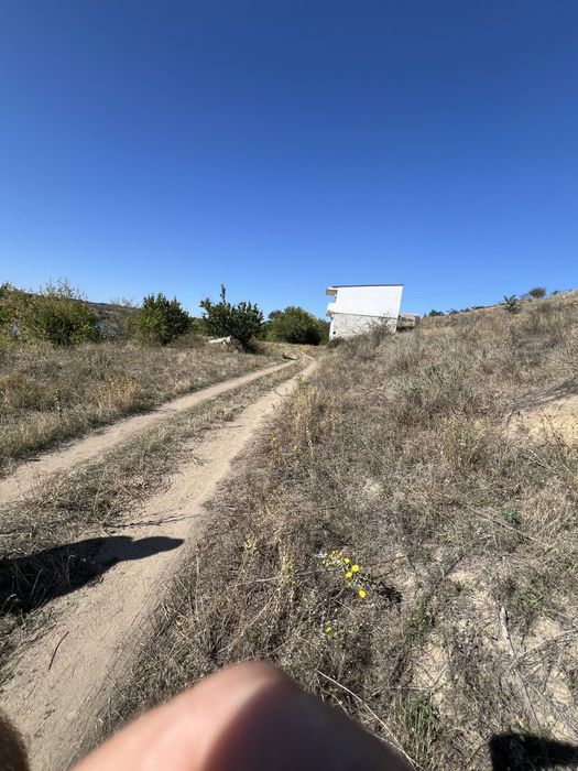 Продам землю в Бугском возле речки