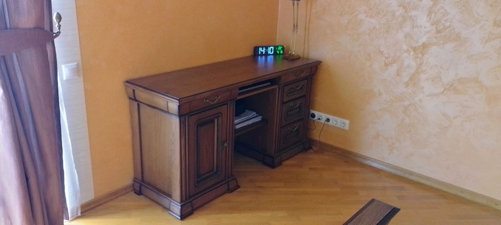 Стіл деревʼяний.