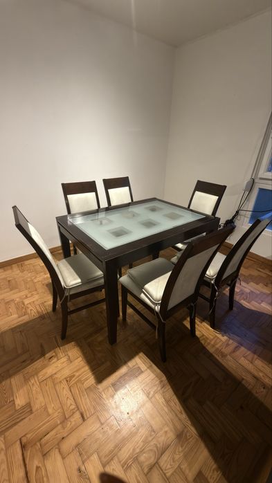 Mesa extensivel com 06 cadeiras