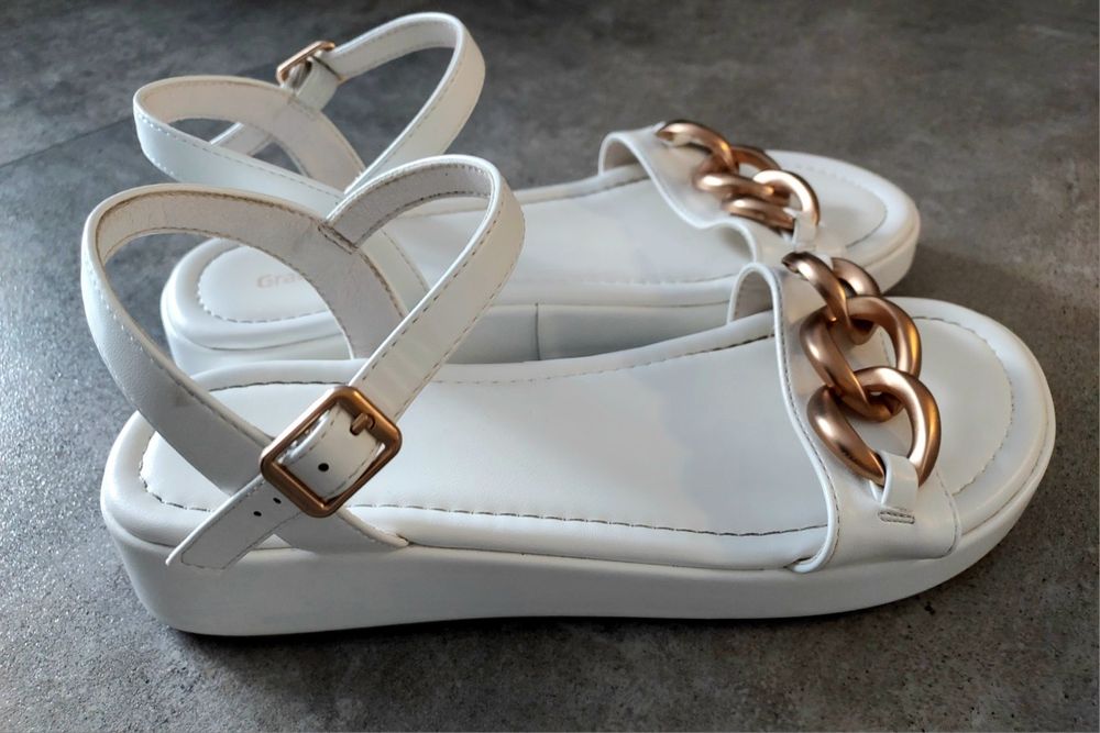 Buty białe sandały