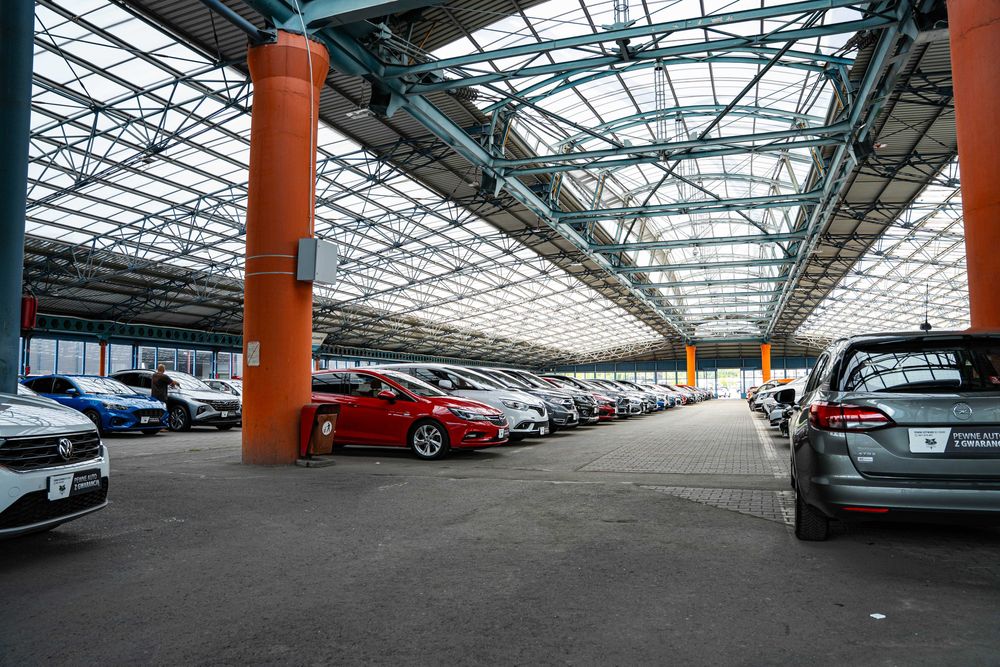 Do wynajęcia teren na 60 pojazdów pod halą