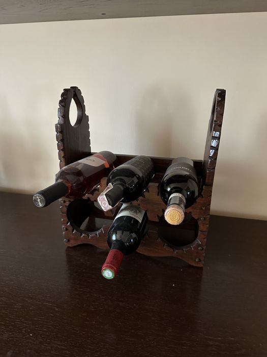 Śliczny ozdobny drewniany stojak na 6 butelek win